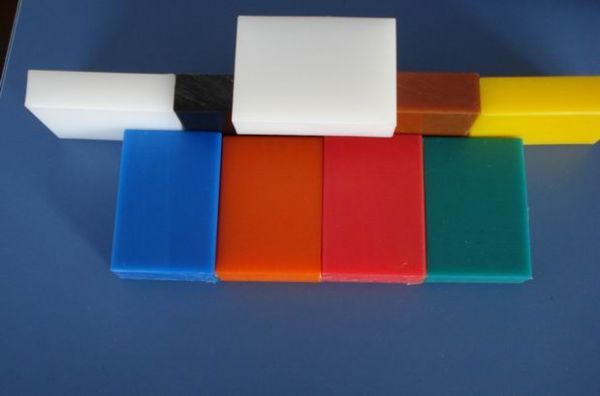 UHMWPE vs Nylon Sheet – Compare properties and applications UHMWPE plastic sheet with high wear resistance